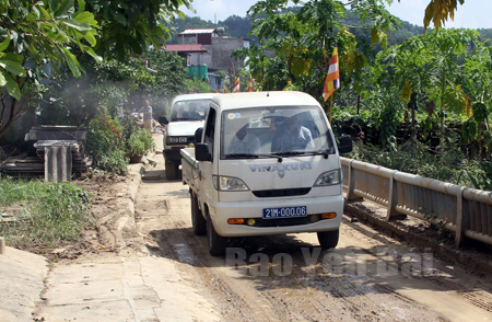 Xe đặc chủng của y tế đang phun khử trùng môi trường tại khu vực đường bờ kè sông Hồng, thành phố Yên Bái.