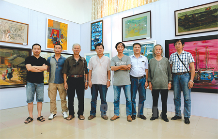 Lãnh đạo Hội Văn học Nghệ thuật tỉnh và các tác giả Yên Bái tham gia Triển lãm Mỹ thuật khu vực III lần thứ XXI - năm 2016.