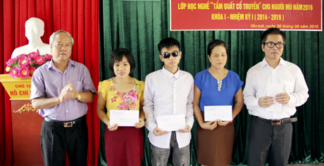 Lãnh đạo Hội Đông y tỉnh trao giấy chứng nhận cho các học viên tham gia khóa học.