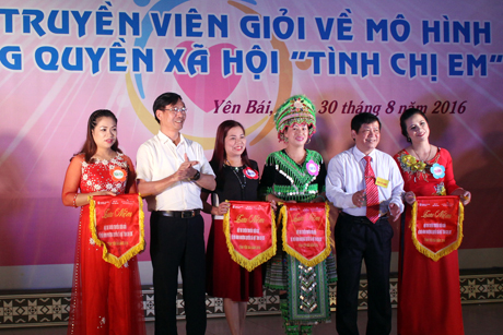 Lãnh đạo Sở Y tế trao cờ lưu niệm cho các đội tham gia Hội thi.
