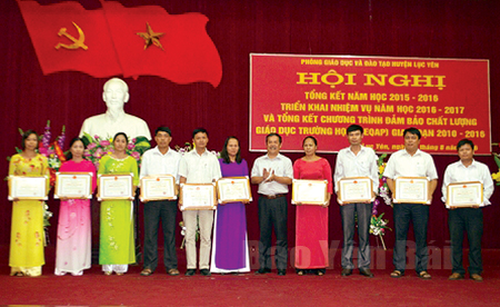 Đồng chí An Hải Nam - Phó Chủ tịch UBND huyện Lục Yên trao bằng khen, giấy khen cho các tập thể, cá nhân có thành tích xuất sắc.