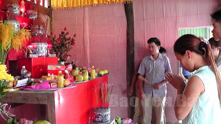 Nhân dân địa phương thắp hương chiêm bái tại đình Làng Xóa vào dịp rằm tháng 7 vừa qua.
