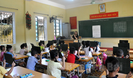 Một giờ hướng dẫn nề nếp cho học sinh lớp 1 tại Trường Tiểu học Hồng Thái, thành phố Yên Bái.