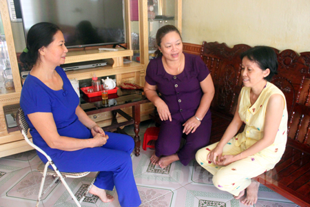 Cán bộ Hội Phụ nữ phường Nguyễn Phúc thường xuyên đến thăm hỏi và động viên hội viên.