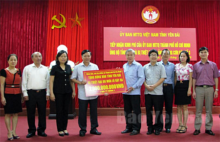 Lãnh đạo Ủy ban MTTQ tỉnh tiếp nhận kinh phí ủng hộ của Ủy ban MTTQ Việt Nam thành phố Hồ Chí Minh.