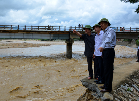 Đồng chí Nguyễn Văn Khánh kiểm tra kè suối Thia bị sạt do mưa lũ.