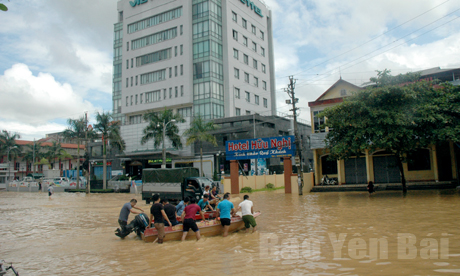 Mưa lớn cùng mực nước sông Hồng dâng cao khiến tuyến đường trước Ga Yên Bái bị ngập sâu trong nước.