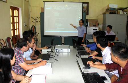Trung tâm CNTT và Truyền thông tỉnh triển khai thiết kế phần mềm.