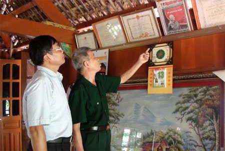 Thương binh Triệu Quang Vân tự hào với những phần thưởng cao quý được trao tặng.