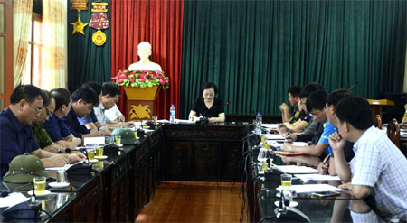 Đồng chí Phạm Thị Thanh Trà làm việc với lãnh đạo huyện Mù Cang Chải về công tác khắc phục hậu quả lũ quét.