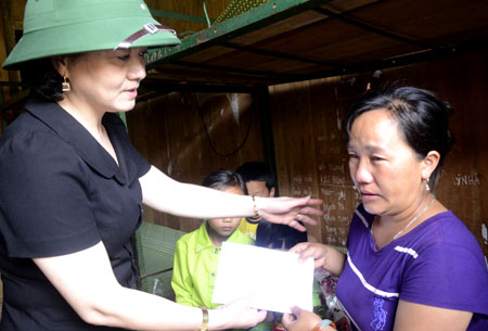 Đồng chí Bí thư Tỉnh ủy Phạm Thị Thanh Trà thăm và trao tiền hỗ trợ của tỉnh cho gia đình bà Giàng Thị Ái, bản Dào Xa, xã Kim Nọi.