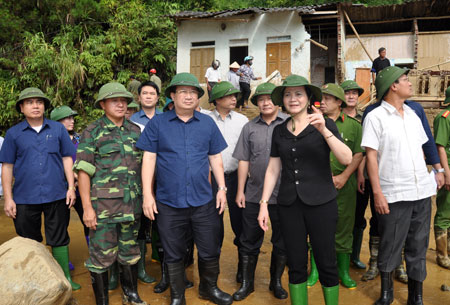 Phó Thủ tướng Trịnh Đình Dũng cùng đoàn công tác kiểm tra khu vực bị ảnh hưởng do thiên tai tại huyện Mù Cang Chải.