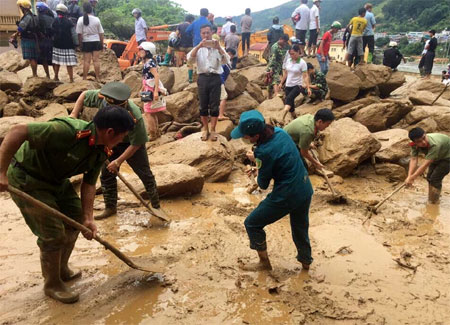 Lực lượng công an huyện Mù Cang Chải tích cực giúp dân dọn dẹp môi trường, khắc phục hậu quả lũ quét.