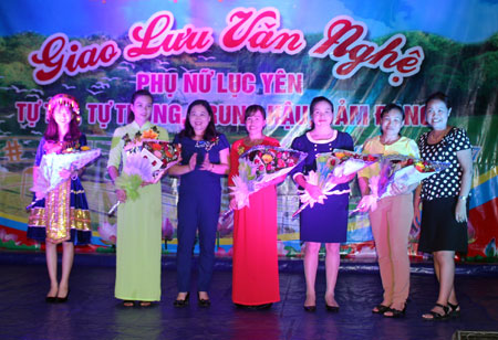 Lãnh đạo Hội Liên hiệp Phụ nữ tỉnh và lãnh đạo Huyện ủy Lục Yên tặng hoa các đội tham gia giao lưu văn nghệ.