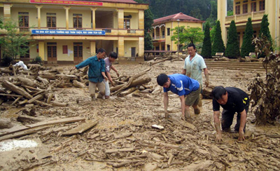 Chiều 3-8, ngay sau khi nước rút, người dân ở thị trấn Mù Cang Chải (tỉnh Yên Bái) bắt tay vào dọn dẹp nhà cửa.