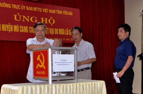 Đồng chí Nông Văn Lịnh  -Chủ tịch Ủy ban MTTQ tỉnh cùng lãnh đạo Ủy ban MTTQ tỉnh ủng hộ đồng bào Mù Cang Chải.