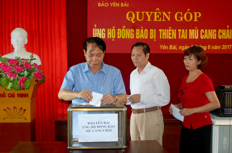 Các đồng chí trong Ban biên tập Báo Yên Bái quyên góp ủng hộ, chia sẻ khó khăn với người dân huyện Mù Cang Chải.