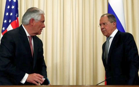 Ngoại trưởng Mỹ Tillerosn (trái) và người đồng cấp Nga Lavrov.