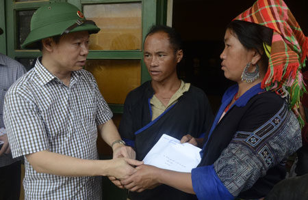 Đồng chí Chủ tịch UBND tỉnh Đố Đức Duy thăm và trao tiền hỗ trợ cho các gia đình có nhà bị cuốn trôi và có người thân bị mất tích tại nơi ở tạm điểm trường bán trú xã Kim Nọi.
