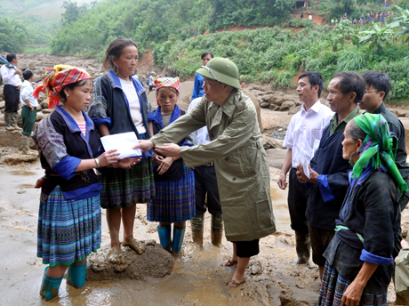 Đồng chí Nguyễn Văn Khánh trao tiền hỗ trợ cho các gia đình bị mất nhà tại bản Tà Ghênh, xã Lao Chải.