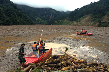 Lực lượng quân đội vẫn đang tiếp tục công tác tìm kiếm người mất tích tại khu vực hồ thuỷ điện.