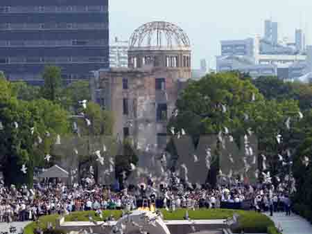 Lễ tưởng niệm 71 năm ngày Mỹ ném bom nguyên tử xuống thành phố trong Chiến tranh Thế giới II tại Công viên tưởng niệm Hòa bình, thành phố Hiroshima, Nhật Bản.