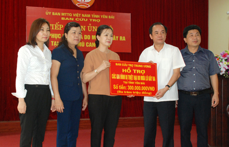 Phó Chủ tịch Thường trực UBND tỉnh Tạ Văn Long tiếp nhận kinh phí hỗ trợ của Ủy ban Trung ương MTTQ Việt Nam, Ban Cứu trợ Trung ương.