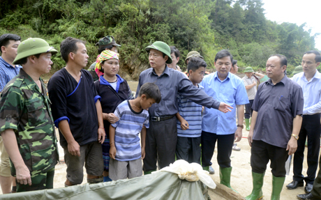Đồng chí Phùng Quốc Hiển - Phó Chủ tịch Quốc hội và lãnh đạo tỉnh Yên Bái kiểm tra thực địa hoạt động khắc phục hậu quả thiên tai ở tổ 8, thị trấn Mù Cang Chải.
