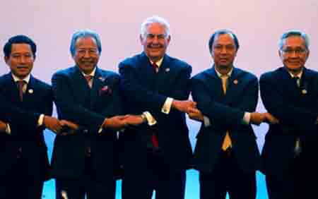 Ngoại trưởng Mỹ Rex Tillerson bắt tay các ngoại trưởng ASEAN tại một cuộc họp trong khuôn khổ Hội nghị Bộ trưởng Ngoại giao ASEAN lần thứ 50 ở thủ đô Manila, Philippines.