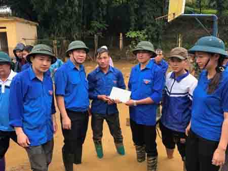 Động viên lực lượng đoàn viên thanh niên huyện Mù Cang Chải khắc phục hậu quả mưa lũ ở địa phương.