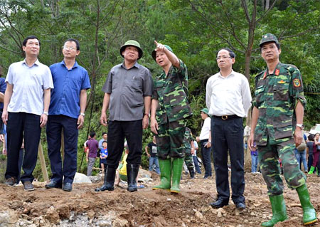 Đồng chí Trương Minh Tuấn - Ủy viên Ban Chấp hành Trung ương Đảng, Bộ trưởng Bộ Thông tin và Truyền thông cù ng lãnh đạo tỉnh Yên Bái khảo sát thực địa khu vực bị lũ quét tại tổ 8, thị trấn Mù Cang Chải.