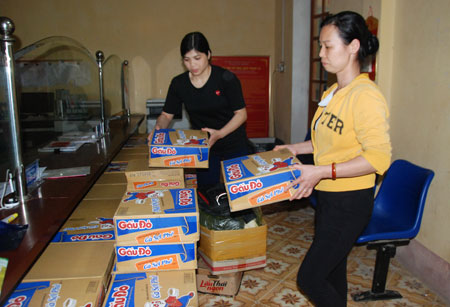 Thị trấn Mù Cang Chải tiếp nhận hàng cứu trợ của các tổ chức, cá nhân đến ủng hộ đồng bào bị thiệt hai do lũ quét.