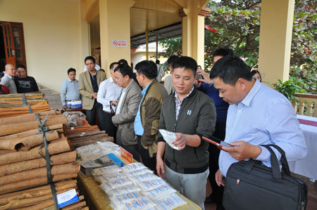 Các doanh nghiệp sản xuất và chế biến nông sản của tỉnh Yên Bái giới thiệu sản phẩm với khách hàng.