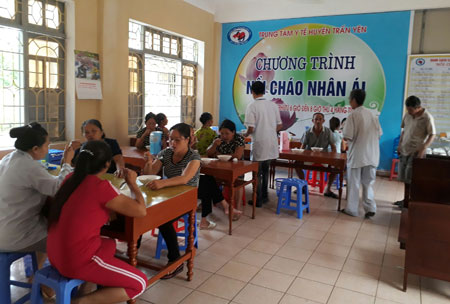 Chương trình “Nồi cháo nhân ái” được thực hiện đều đặn vào sáng thứ Tư hàng tuần, tại Trung tâm Y tế huyện Trấn Yên.