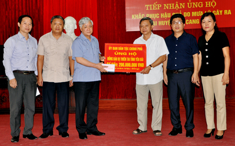 Đồng chí Đỗ Văn Chiến - Uỷ viên Trung ương Đảng, Bộ trưởng, Chủ nhiệm Ủy ban Dân tộc trao kinh phí hỗ trợ nhân dân huyện Mù Cang Chải