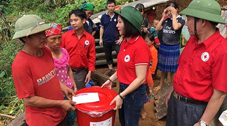 Hàng cứu trợ của Hội Chữ thập đỏ Việt Nam đến với người dân vùng lũ Mù Cang Chải, Yên Bái.