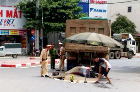 Hiện trường vụ tai nạn tại ngã tư Xuân Mai, Hà Nội.