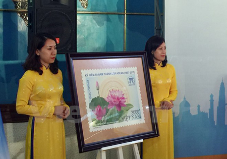 Mẫu tem kỷ niệm 50 năm ASEAN của Việt Nam.