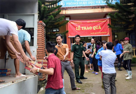 Nhiều tổ chức, cá nhân, đơn vị, các tổ chức thiện nguyện trên cả nước đến Mù Cang Chải trực tiếp trao tiền và hiện vật hỗ trợ bà con vùng lũ.