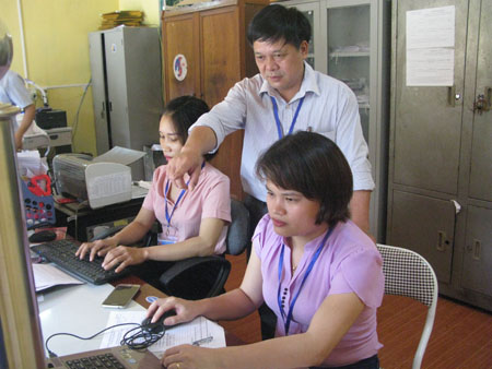 Lãnh đạo xã Yên Hưng kiểm tra công tác giải quyết thủ tục cho người dân tại bộ phận một cửa.