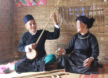 Vợ chồng ông bà Hà Văn Đổi cùng nhau biểu diễn đàn tính - hát nôm.
