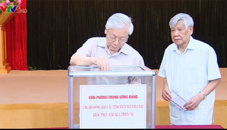 Tổng Bí thư Nguyễn Phú Trọng, nguyên Tổng Bí thư Lê Khả Phiêu tham gia quyên góp ủng hộ đồng bào các tỉnh miền núi phía Bắc.

