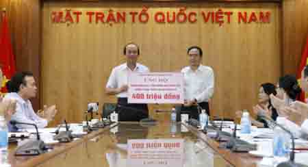 Bộ trưởng, Chủ nhiệm Văn phòng Chính phủ Mai Tiến Dũng thay mặt Chính phủ chuyển 400 triệu đồng đến Ủy ban Trung ương MTTQ Việt Nam để ủng hộ các tỉnh miền núi phía Bắc khắc phục thiệt hại do mưa lũ.