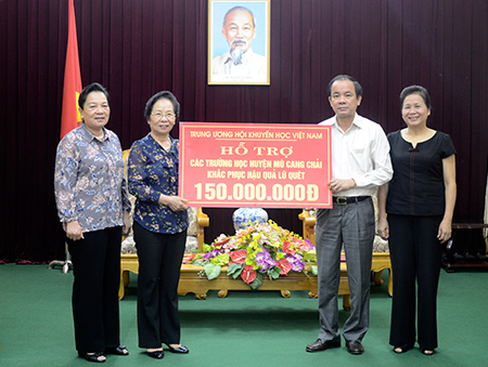 Nguyên Phó Chủ tịch nước Nguyễn Thị Doan trao hỗ trợ của Trung ương Hội Khuyến học Việt Nam cho các trường học huyện Mù Cang Chải khắc phục hậu quả sau lũ quét.