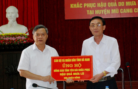 Phó Chủ tịch HĐND tỉnh Hà Nam Phạm Văn Đồng trao hỗ trợ 300 triệu đồng giúp huyện Mù Cang Chải khắc phục hậu quả bão lũ