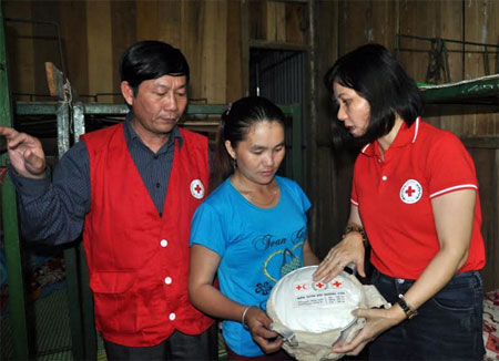 Trung ương Hội Chữ thập đỏ trao quà cho các hộ gia đình biị thiệt hai sau lũ.