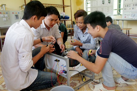Học sinh hệ trung học phổ thông trên địa bàn huyện Lục Yên học nghề điện công nghiệp