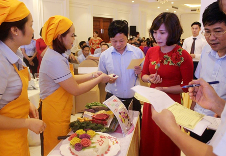Chị Ma Thị Hồng Vân (thứ 4, trái sang) với vai trò giám khảo trong Hội thi Nữ công gia chánh của Công ty.