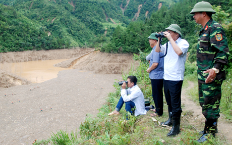 Đồng chí Nguyễn Văn Khánh – Phó Chủ tịch UBND tỉnh chỉ huy trực
tiếp công tác tìm kiếm nạn nhân mất tích do lũ cuốn tại khu vực hồ thủy điện Khao Mang, huyện Mù Cang Chải