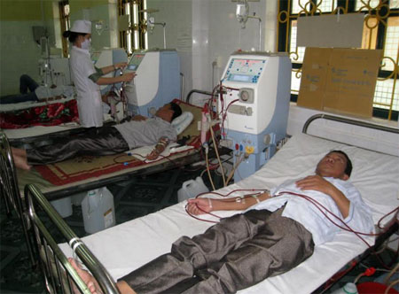 Cán bộ Trung tâm Thận nhân tạo (Khoa Nội - Hồi sức cấp cứu - Thận nhân tạo) Bệnh viện Đa khoa thành phố Yên Bái vận hành thiết bị điều trị cho bệnh nhân.